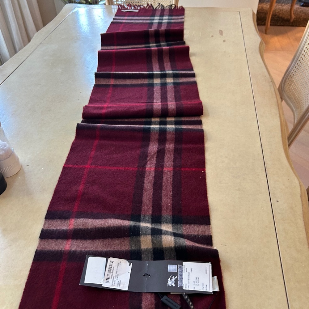 NWT BURBERRY Check Cashmere Scarf in Claret (burgundy/deep red) - Picture 5 of 7